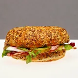 Zdjęcie produktu Bajgiel z naturalnym boczkiem, kozim serem i żurawiną