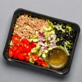 Zdjęcie produktu Sałatka nicejska z tuńczykiem i oliwkami