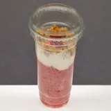 Zdjęcie produktu Truskawkowy poranek-deser z płatkami ryżowymi, truskawkami i granolą