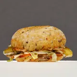 Zdjęcie produktu Wysokobiałkowa bułka z pieczonym karczkiem i kiszonym ogórkiem