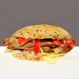 Zdjęcie produktu Wysokobiałkowa bułka z pieczonym karczkiem i papryką konserwową