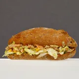 Zdjęcie produktu Dalekie morza-ciemna bułka z pastą z tuńczyka