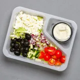 Zdjęcie produktu Grecka sałatka z serem feta, oliwkami, pomidorami, ogórkiem i cebulą