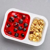 Zdjęcie produktu Jogurt grecki z musem malinowym, borówkami i granolą orzechową