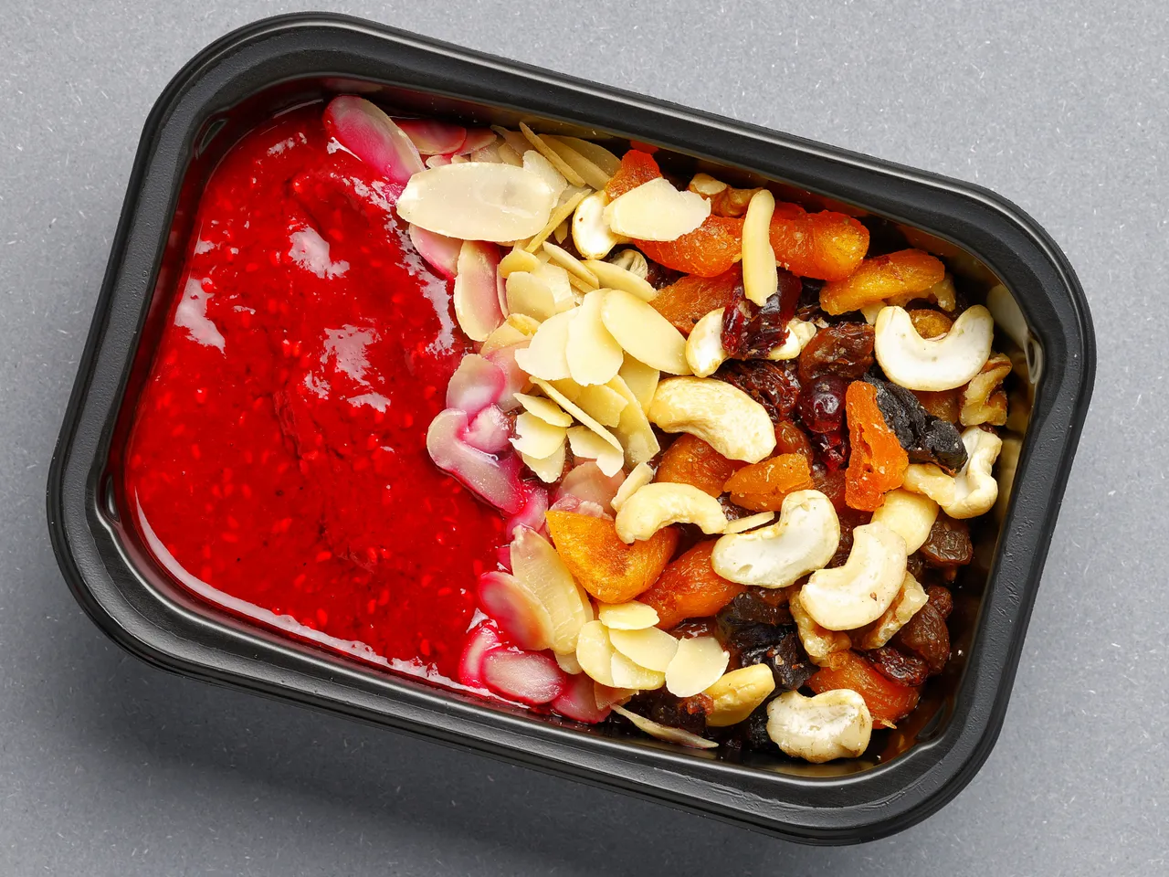 Zdjęcie produktu Czekoladowy start z malinami-owsianka czekoladowa z musem malinowym i bakaliami