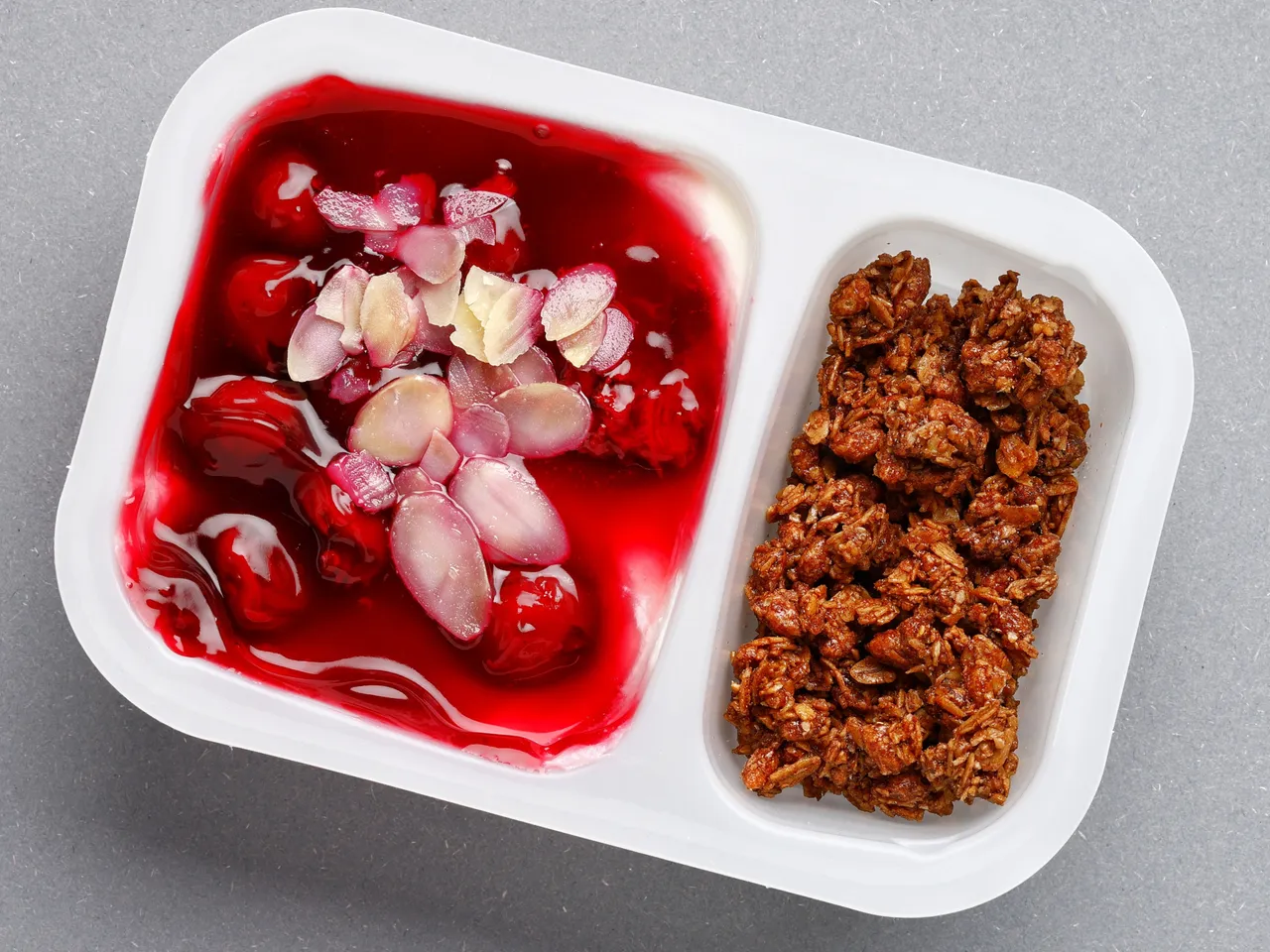 Zdjęcie produktu Jogurt grecki z konfiturą wiśniową i granolą czekoladową